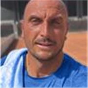 Insegnante da più di 18 anni offre lezioni di tennis adulti e bambini in un campo al centro di Roma zona Flaminio 
