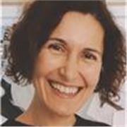 Profesora de idiomas y asignaturas de letras o humanidades.