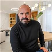 Profesor de diseño de interiores, motivador para jovenes entusiastas del diseño