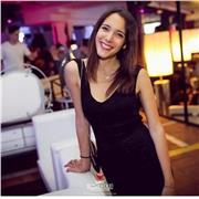 Biologa nutrizionista appena laureata impartisce lezioni di biologia per studenti di elementari, medie, superiori