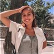 Profesora imparte clases a alumnos de primaria y ESO