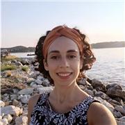 Madrelingua italiana e docente di inglese impartisce lezioni di entrambe le lingue a studenti di scuola elementare, media e superiore e a persone straniere