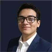 Profesor de Álgebra básica imparte clases a estudiantes del nivel básico