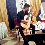 Chitarrista diplomato con lode impartisce lezioni di chitarra classica, teoria e solfeggio a domicilio
