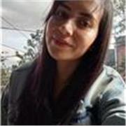 Mujer creativa especializada en saneamiento de patrones de la infancia y enfocada en llevar a los demás, a la resolución de situac