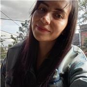 Mujer creativa especializada en saneamiento de patrones de la infancia y enfocada en llevar a los demás, a la resolución de situac