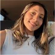 Profesora de español imparte clases para niños y adultos