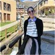 Estudiante de universidad da clases de matemáticas de primaria