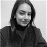 Étudiante ayant obtenu son diplôme du baccalauréat - maintenant en licence de Langues Étrangères Appliquées 