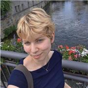 Englisch-Tutorin mit einem Hintergrund in Übersetzten und Dolmetschen.