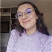 Profesora imparte clases variadas a niños, adolescentes y adultos