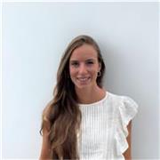 Educadora multidisciplinar ofreciendo clases a niños y adultos.