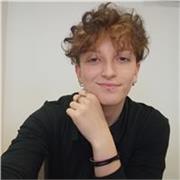 Ragazza disposta a fare aiuto compiti per varie materie