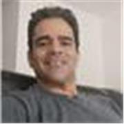Profesor de español con maestría en literatura contemporánea y especialista en poesía 