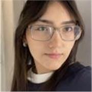 Profesora joven con 6 años de autoaprendizaje guiado en el sector de música, compartiendo experiencia con alumnos de 7-18 años