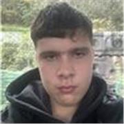 Studente che insegna impianti elettrici a tutti gli studenti della 1ª professionale