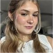 Profesora de ingles a alumnos y alumnas de todas las edades