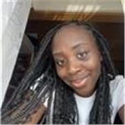 STUDENTIN, die Kinder in jeder Altersgruppe unterrichtet und unterstützt