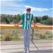 Sin experiencia pero con muchos conocimientos. Bastante paciente.