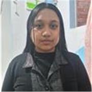 Profesora de computación imparte clases a niños de todas las edades