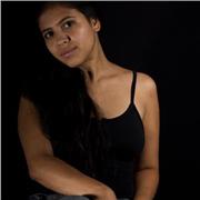 Profesora de artes imparte clase a todos los niños de cualquier edad