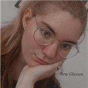 Profesora joven de 18 años citando el ultimo de año de bachillerato de humanidades y que busca experiencia laboral a tiempo parcial