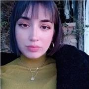 Profesora de dibujo y pintura imparte clases a niños y niñas