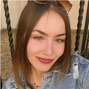 Soy una chica universitaria que da clases particulares de inglés y de repaso para primaria.