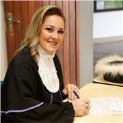 Professora de Inglês com pós graduação e mais de 10 anos de experiência no ensino de língua inglesa