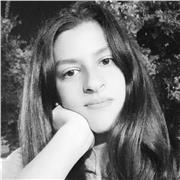 Docente di lingua inglese impartisce lezioni per studenti delle elementari, medie e superiori