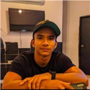 Profesor de matemáticas imparte clases a niños menores de 17