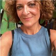 Hola, soy italiana nativa y tengo un diploma en artes gráficas y publicidad, aunque desde que vivo en España siempre he trabajado en atención al cliente telefónica