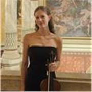 Profesora de viola y de violín. Imparte las clases de viola del nivel profesional y las clases de violín del nivel elemental