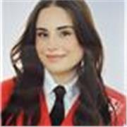 Chica titulada en bachillerato con titulación en cuidado de niños