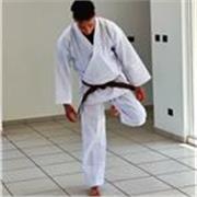 Profesor de taekwondo dicta clases a niños, jóvenes y adultos