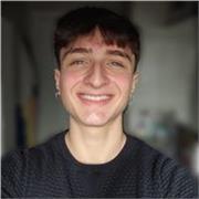 Ragazzo universitario tiene ripetizioni di matematica, fisica, chimica e biologia a ragazzi delle superiori