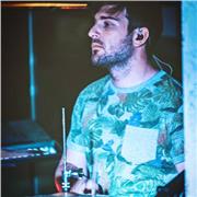 Buongiorno mi chiamo Gabriele Bandolin suono la batteria da circa 15 anni e sto ultimando gli studi all’accademia di musica moderna, mi propongo come insegnante per bambini e non è come persona che vuole esporre e insegnare le mie conoscenze musicali di q