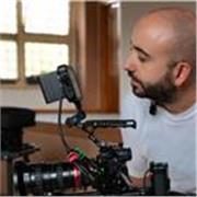 Videomaker esperto offre lezioni pratiche di cinema e montaggio per principianti e appassionati.