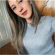 Maestra de apoyo para la formación de los niños en clases virtuales