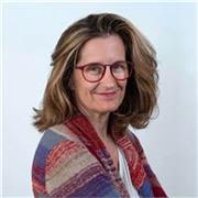 Profesora de liderazgo y trabajo en equipo, con +10 años liderando equipos creativos y formación en coaching y RRHH. 