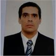 Profesor de matemáticas imparte clases a niños de primaria y secundaria y a jóvenes de pregrado