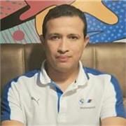 Profesor de Economía imparte clases a nivel preuniversitario