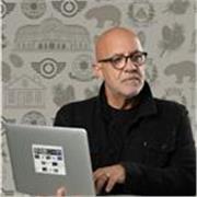 Carismático profesional de la comunicacion, profesor de expresion corporal y teatro nativo, ofrece clases de lengua hispana