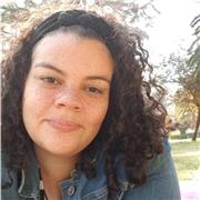Profesora de quimica dicta clase para alumnos de educación media