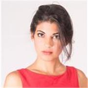 Profesora de inglés imparte clase a todas las edades y niveles