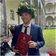 Laureato in lingue impartisce lezioni di inglese, letteratura e linguistica inglese