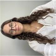 Bachillerato en sociales, estudiando ADE. Experiencia cuidando niños.