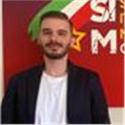 Giovane laureato impartisce lezioni di psicologia. Esperienza diretta di tutoraggio universitario e scolastico