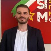 Giovane laureato impartisce lezioni di psicologia. Esperienza diretta di tutoraggio universitario e scolastico