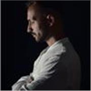 Tutor di italiano con metodo pratico, aiuto studenti e adulti a parlare con sicurezza attraverso lezioni personalizzate online.